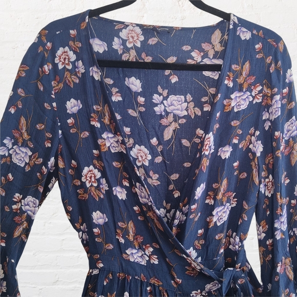 American eagle floral wrap dress with bell sleeves - Picture 6 of 11